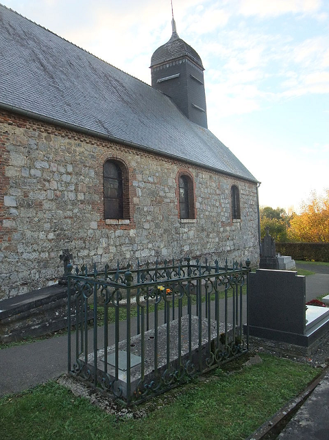 Tombe de Marc Nicolas Louis Pcheux  ct de l'glise de Bucilly